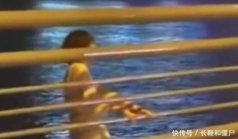 苦苦哀求|女子崩溃欲跳桥轻生，男子带孩子跪地苦苦哀求，下一秒绝望坠河