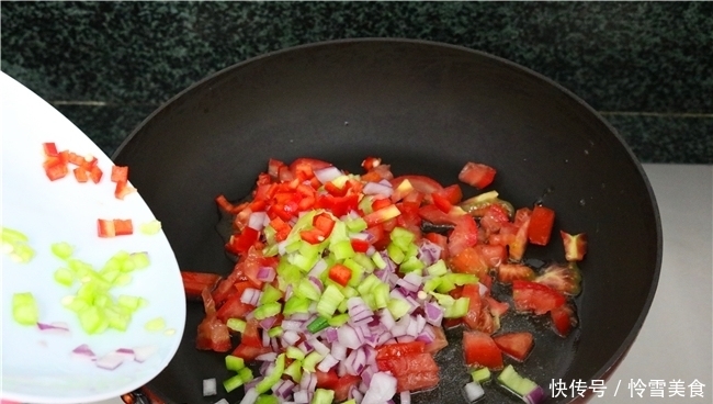 芝士|剩米饭完美的吃法不是炒,而是此做法,中西合璧,老人孩子都喜欢