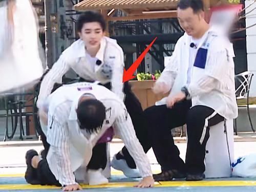  扶了起来|李晨玩游戏时意外摔倒，谁注意一旁蔡徐坤的举动暴露两人关系