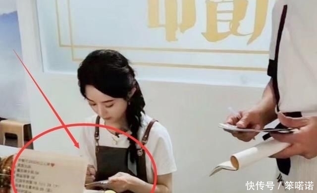 综艺|赵丽颖在《中餐厅》工作照传出,看清她的工作岗位,暴露咖位待遇