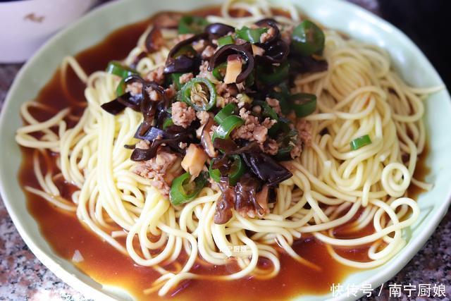 大鱼大肉|秋天吃大鱼大肉不如吃这盘卤面,做法简单,好吃到爆,上桌就光盘