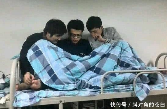 搞笑段子|搞笑图片幽默段子笑话:你们几个关系还真好,一起在看什么呢?