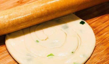 懒人|懒人葱油饼做法,不用和面,加上油酥和葱花,金黄香酥脆,省事