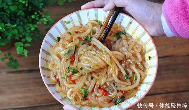 酸爽|比香辣粉、油泼面更过瘾!这一碗香辣酸爽,好吃到连汤都喝干净!