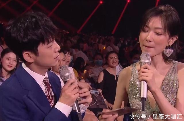 钻石|万茜戴钻石护腕与何炅站C位主持,意外抢话,姐姐团助阵场面超燃
