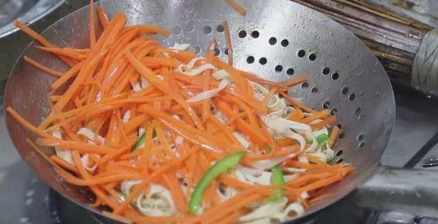 大厨|大厨分享一道“胡萝卜炒千张”,清淡爽口又营养,全家老少都爱吃