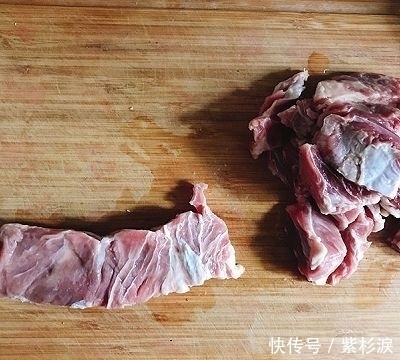  去除牛肉|家宴·西红柿炖牛腩