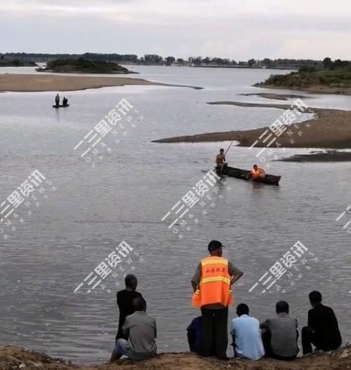  德惠|德惠两名女孩在松花江边玩耍不慎落水，家属抱着孩子坐在岸边痛哭