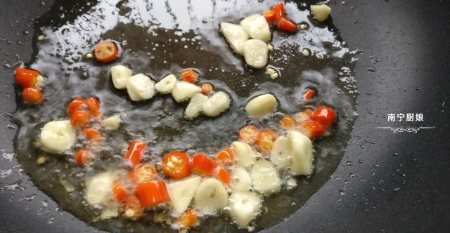 开裂|冬天干燥嘴唇容易开裂出血,常吃这蔬菜可有效缓解,好吃还不贵!