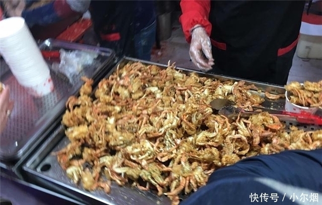 街头|父子街头卖“特色”小吃,15元一份遭哄抢,食客怎么吃都不够