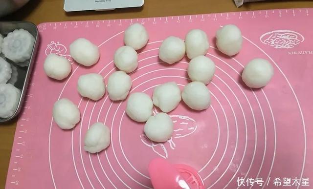 做法|最简单的月饼做法,一蒸一揉就搞定,口感带点爽脆又带点软糯