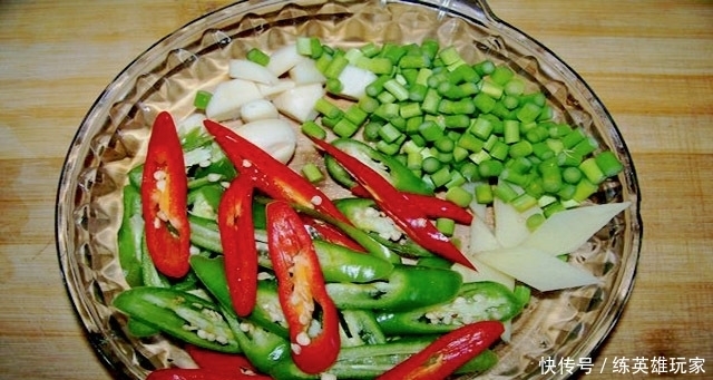  麻烦|鱿鱼去皮麻烦？老渔民口述小技巧，30秒去皮不用焯，又鲜又嫩