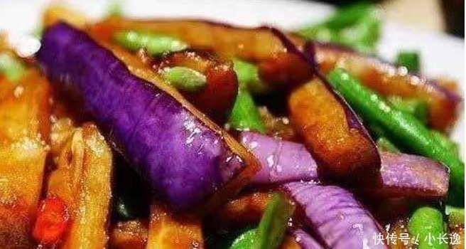 茄子的时|炒茄子先放油是不对的!饭店大厨:茄子不油腻不发黑,有诀窍