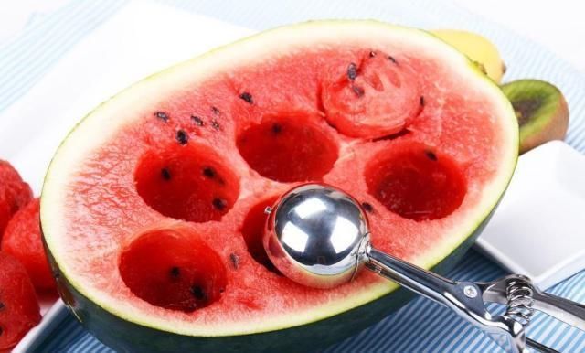 西瓜|各国吃西瓜的“奇葩操作”,日本撒盐,泰国蘸辣椒,印度的更逆天