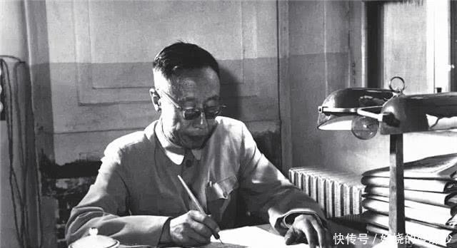 相抵|婉容看中一件皮草,溥仪钱不够用玉佩相抵,之后老板成为亿万富翁!