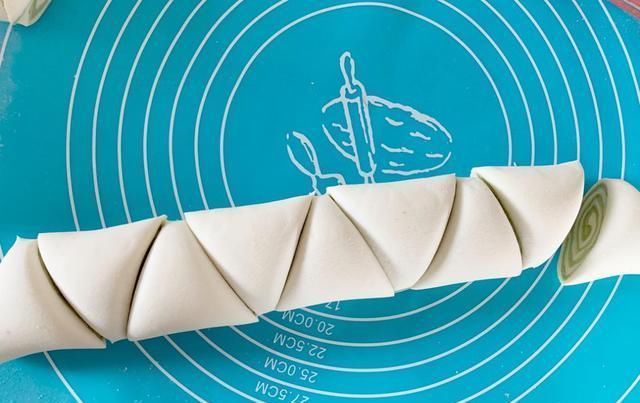 详解|白绿双色花卷做法,详解2种面团配方,再笨也学得会