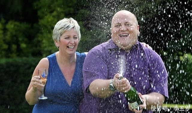 离婚|男子中13亿大奖后买38套豪宅，与妻子离婚又遭3任女友抛弃