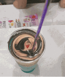  搞笑|搞笑GIF：大姐淡定的等人来救