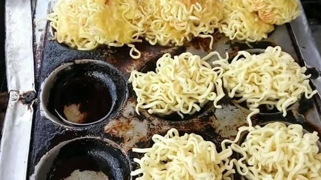 路边|大婶在路边摆摊卖这小吃,路人见了只摇头,试尝后连锅都买走了