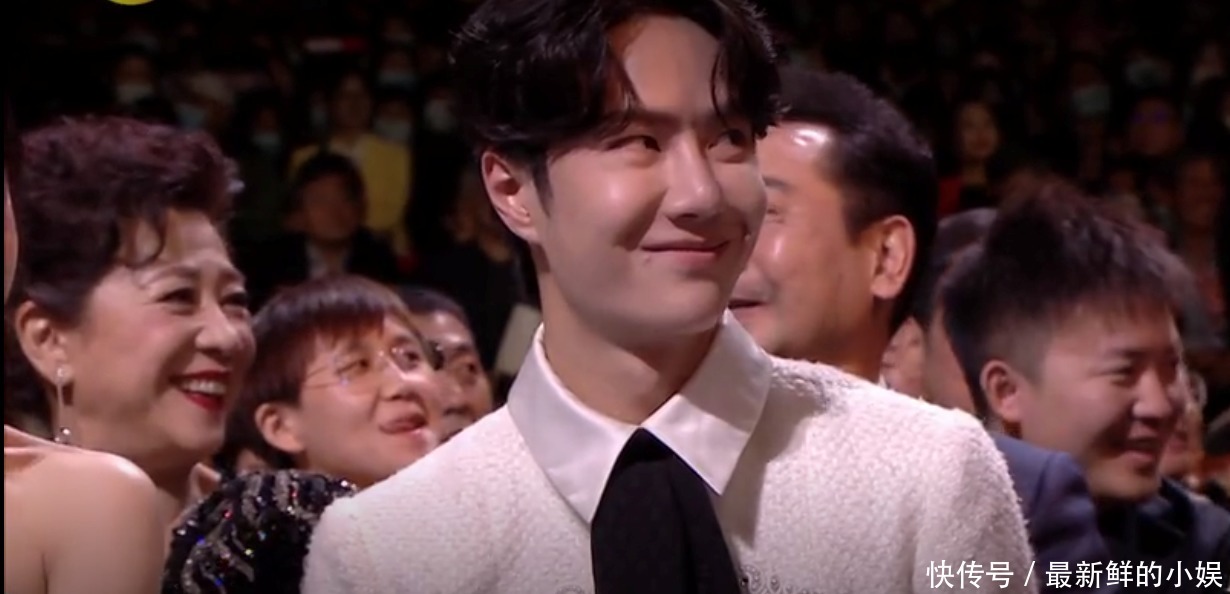 颁奖|金鹰节颁奖尴尬多!刘涛走神何炅急救场,嘉宾忘词全场都看提词器