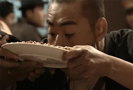 狼吞虎咽|新老亮剑魏和尚吃鸡对比:一个狼吞虎咽猛如虎,一个如同大家闺秀