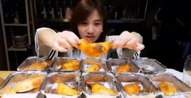 远离|密子君吃30个鸡翅包饭,当食物远离镜头后,网友有沒有弄错