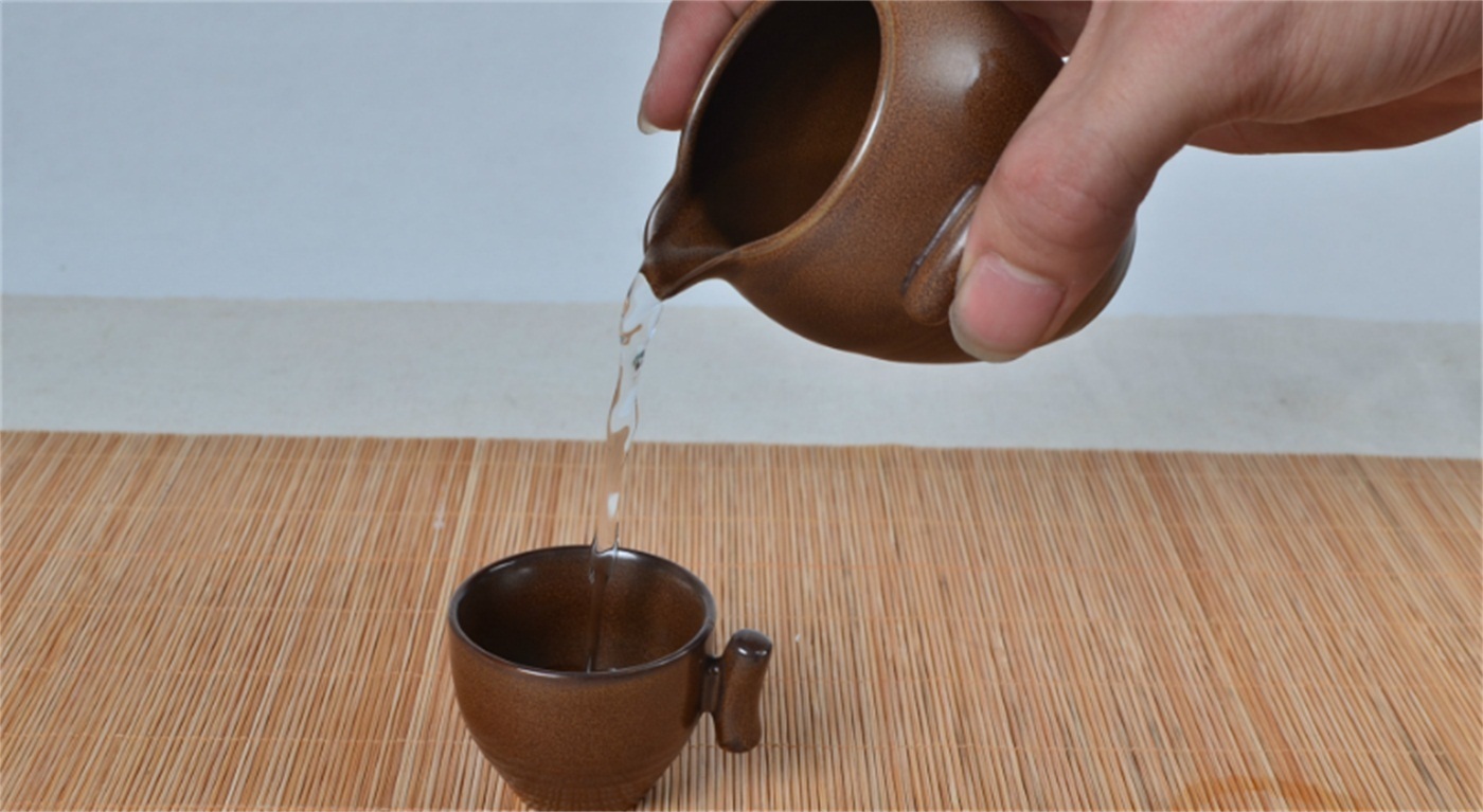 难受|白酒怎么喝才不难受?白酒怎么喝不辣喉咙痛?