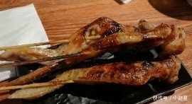 供不应求|网红夫妻卖“长条状”小吃,12元一根供不应求,邻摊:笨蛋才吃!