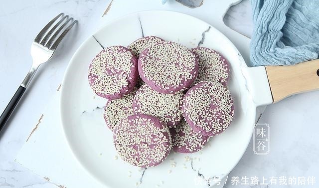 紫薯饼|早餐不用出去买了,紫薯这样做早餐,软糯香甜有营养,孩子抢着吃