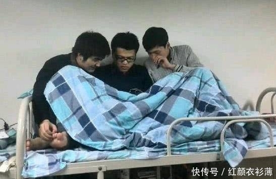 笑话|搞笑图片幽默段子笑话：你们几个关系还真好，一起在看什么呢？