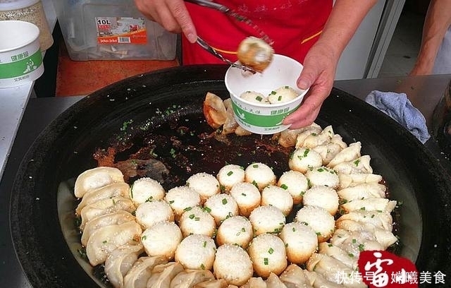 大爷|大爷十年如一日的卖早餐,10块钱1碗,一碗能吃到撑