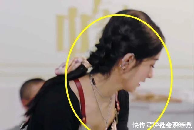发现|中餐厅赵丽颖领口大还要弯腰端菜,还好李浩菲发现及时救场