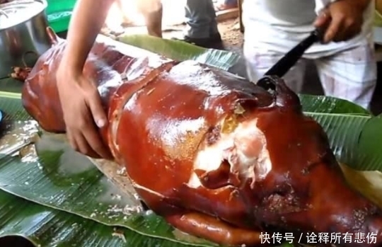 大妈|大妈请孙子吃烤乳猪，端上来时大呼满意，服务员切开后，两眼发傻