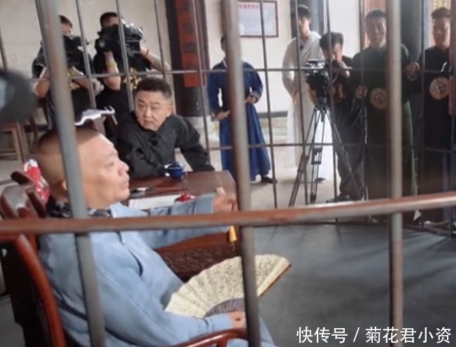 轻松|《德云斗笑社》节目设计有问题,道具做得太大意,徒弟轻松钻过去