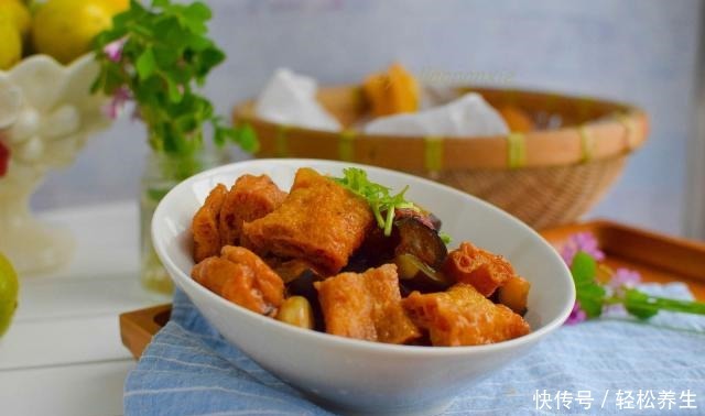 主食|又发现一个茄子的做法,跟它一起烧,简单美味还能当主食