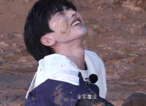 看清|《奔跑吧》收视率为何下降看清蔡徐坤出泥潭时的样子,瞬间明白