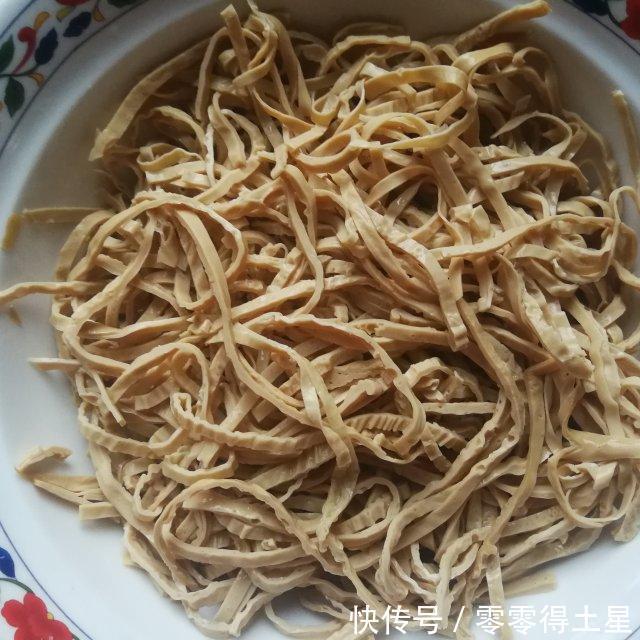  酸辣|小米椒黄瓜拌豆腐丝，酸辣中微麻，秋黄瓜又嫩又脆