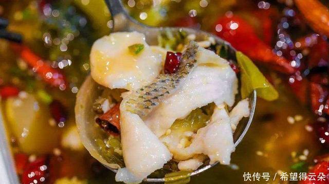鱼片|做酸菜鱼时,最忌鱼片直接下锅!学会厨师这一招,鱼片完整又嫩滑