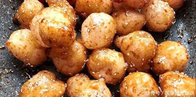 糖油果子|很火的糯米粉小吃,开水烫一烫,外面卖5元一串,吃着香甜可口