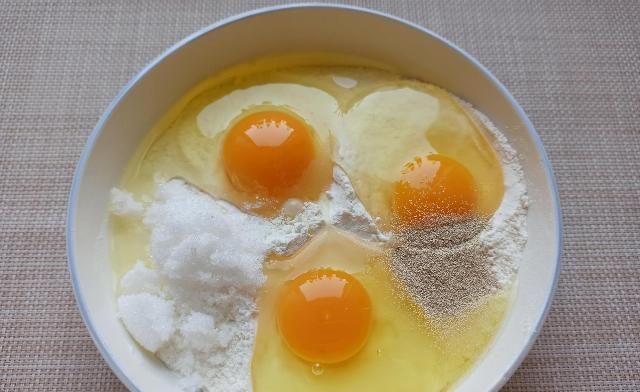 蓬松|教你做独家懒人面包,1碗面粉3个鸡蛋,不用烤箱,蓬松柔软又香甜