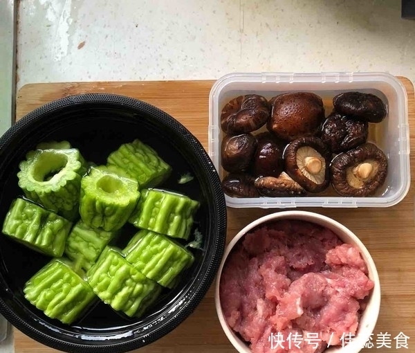  半盘|夏天就应该这样吃苦瓜，刚出锅女儿就吃了半盘，那得有多好吃