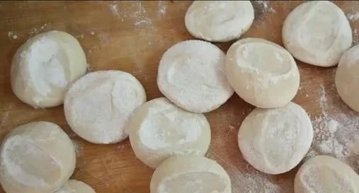  看着|面粉不要再做馒头了，教你新吃法，晶莹剔透有营养，看着就想吃