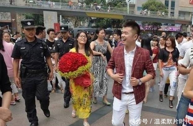 警察|男女街头求婚，引众人围观，不料警察冲了过来，一点面子都不给
