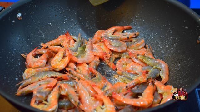  大虾|大虾别只会白灼了，教你做鲜香入味的油焖大虾，做法简单，超好吃