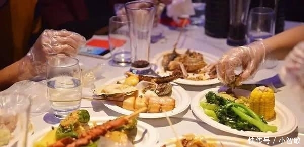 案台|饭店的厨师炒菜时,为什么要让水龙头一直开着,不怕浪费水吗?