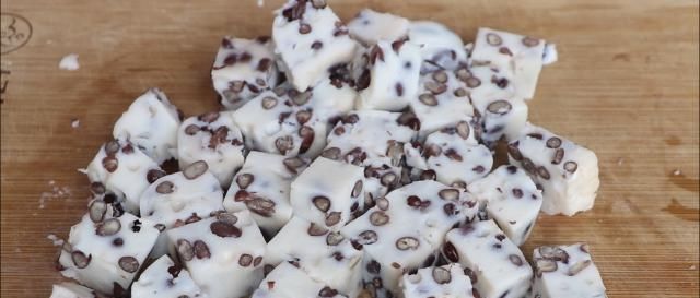 牛奶|牛奶别直接喝了,加红豆这样做,益气补血又解暑,一口一个超舒服