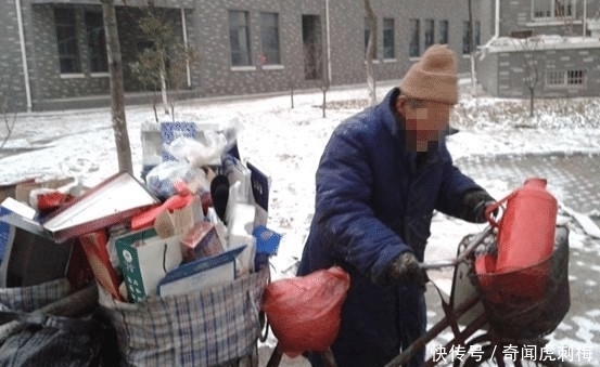 失主|老人捡到钱包，失主给一百块感谢费，却因一句话，引起路人愤怒