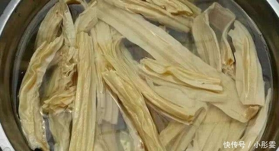 往里面加入|腐竹最好别“直接加水”泡发!总有人做错,导致腐竹软硬不一致