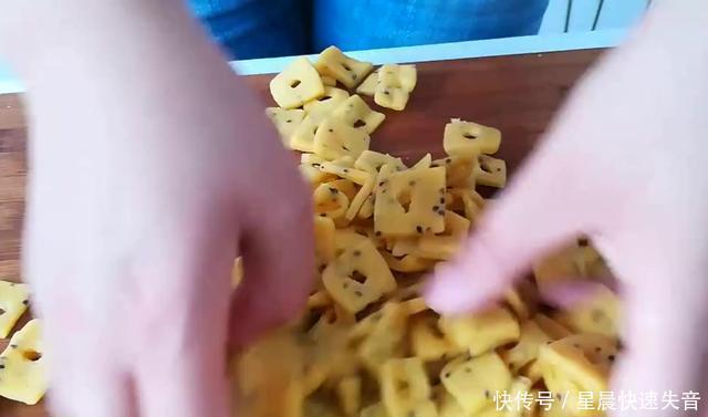  吃法|玉米面的新吃法，香甜酥脆，比蒸馒头还简单！