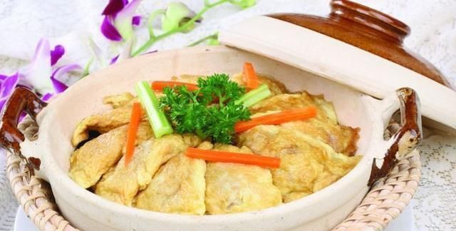 迷上|春天迷上此菜,砂锅一焖,汤汁鲜美又解馋,有蛋有菜营养很均衡